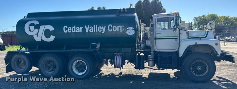 image for item DV5755 1984 Mack  DM685S water truck