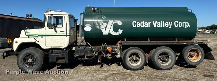 image for item DV5755 1984 Mack  DM685S water truck