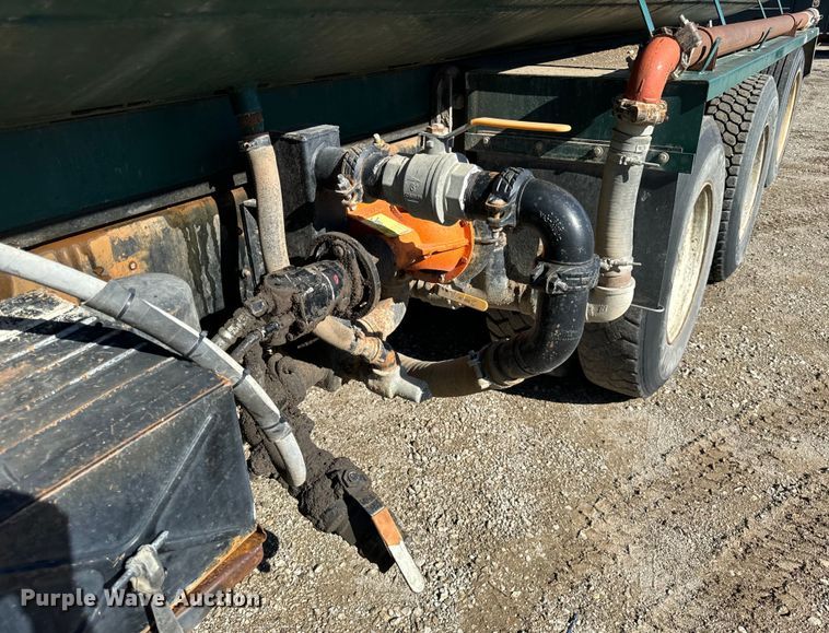 image for item DV5755 1984 Mack  DM685S water truck