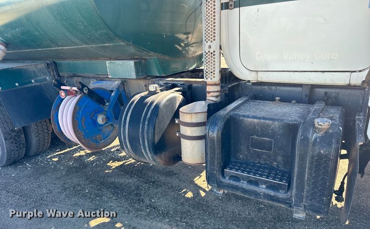 image for item DV5755 1984 Mack  DM685S water truck