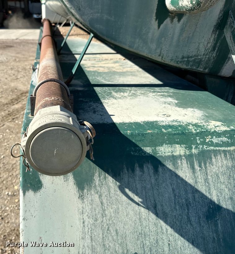 image for item DV5755 1984 Mack  DM685S water truck