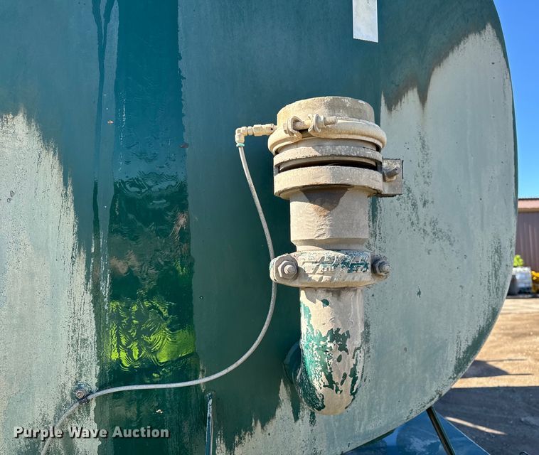 image for item DV5755 1984 Mack  DM685S water truck