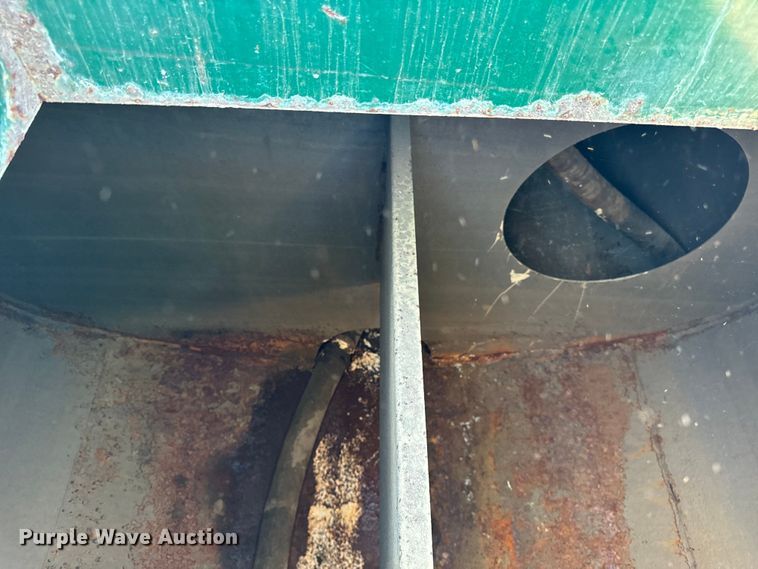 image for item DV5755 1984 Mack  DM685S water truck