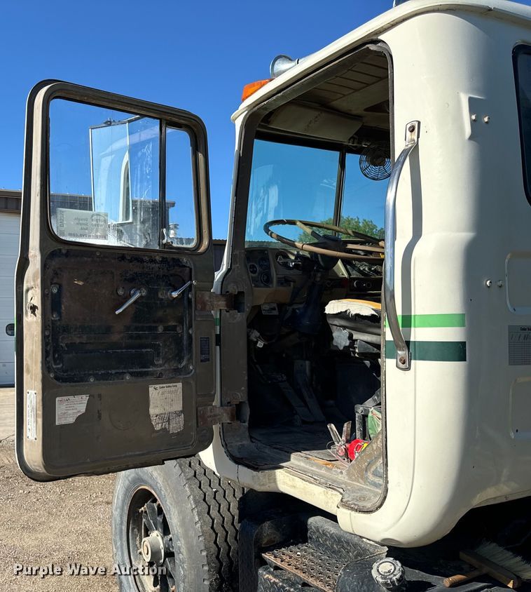 image for item DV5755 1984 Mack  DM685S water truck