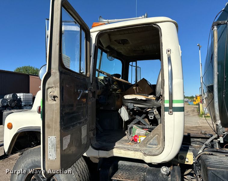 image for item DV5755 1984 Mack  DM685S water truck