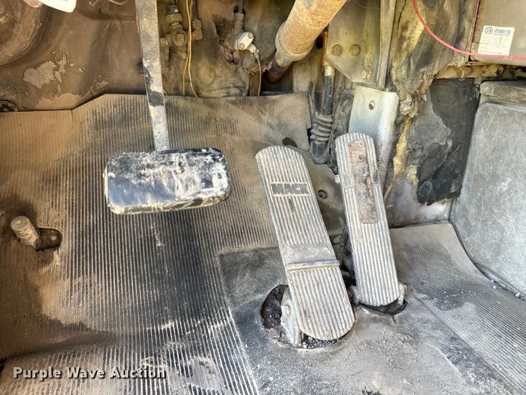 image for item DV5755 1984 Mack  DM685S water truck