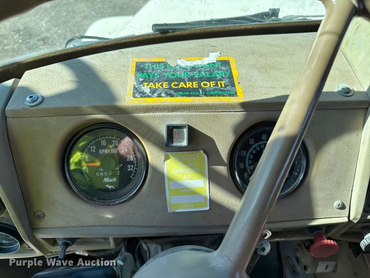 image for item DV5755 1984 Mack  DM685S water truck