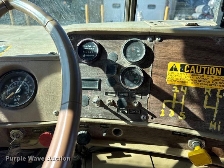 image for item DV5755 1984 Mack  DM685S water truck