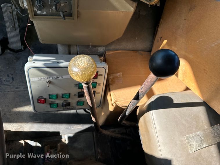 image for item DV5755 1984 Mack  DM685S water truck