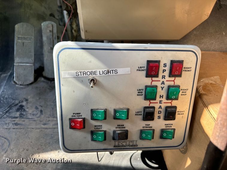 image for item DV5755 1984 Mack  DM685S water truck