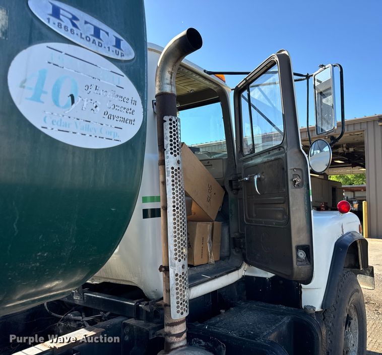 image for item DV5755 1984 Mack  DM685S water truck