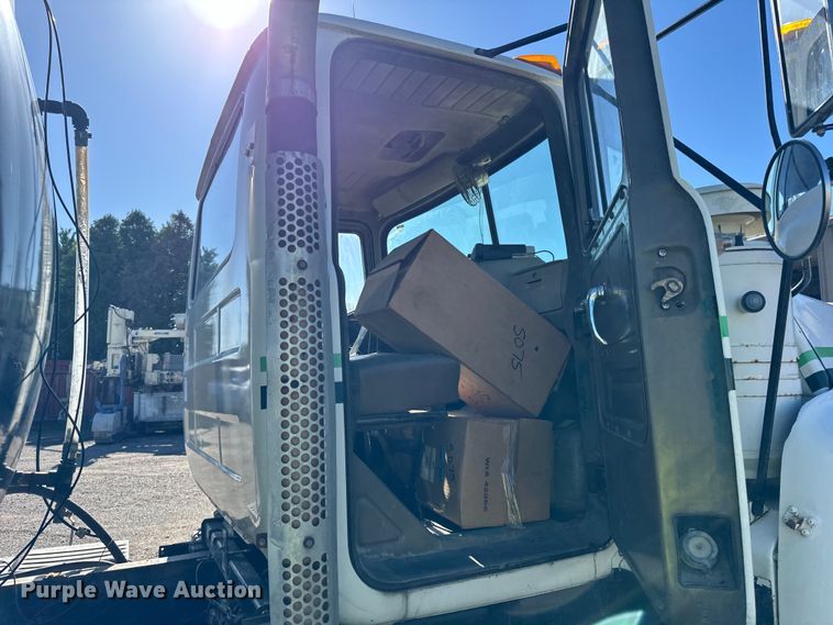 image for item DV5755 1984 Mack  DM685S water truck