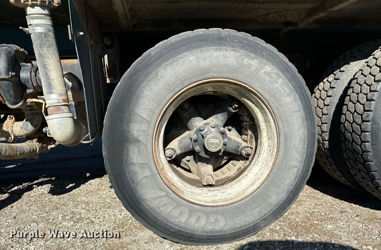 image for item DV5755 1984 Mack  DM685S water truck