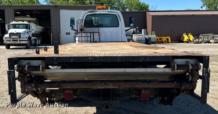 image for item DV5758 2005 GMC C7500 flatbed truck