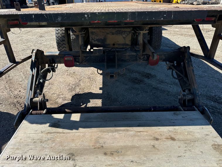 image for item DV5758 2005 GMC C7500 flatbed truck