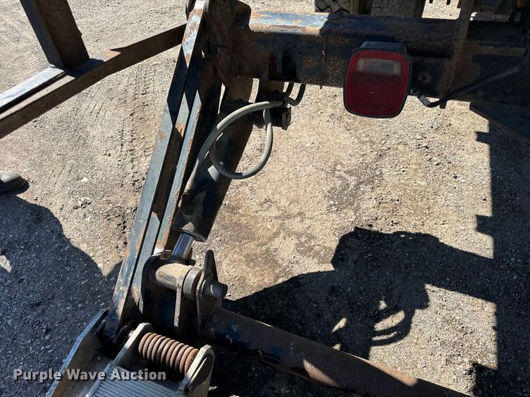 image for item DV5758 2005 GMC C7500 flatbed truck