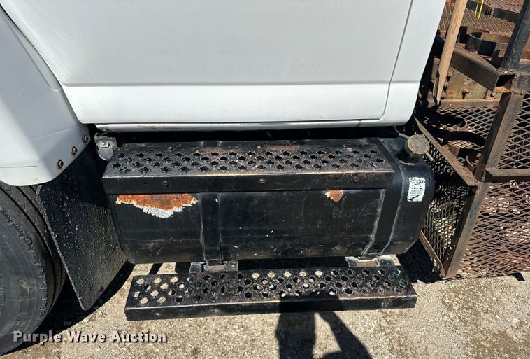 image for item DV5758 2005 GMC C7500 flatbed truck