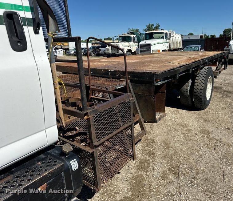 image for item DV5758 2005 GMC C7500 flatbed truck