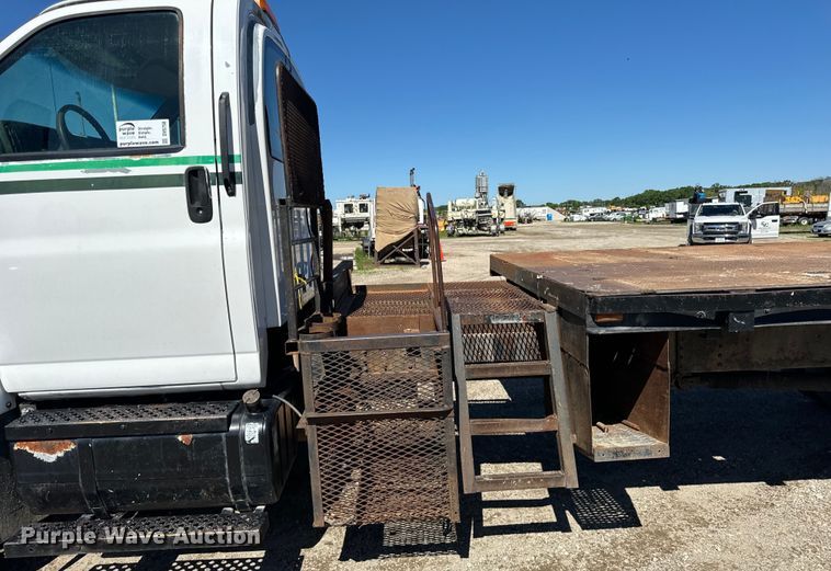 image for item DV5758 2005 GMC C7500 flatbed truck