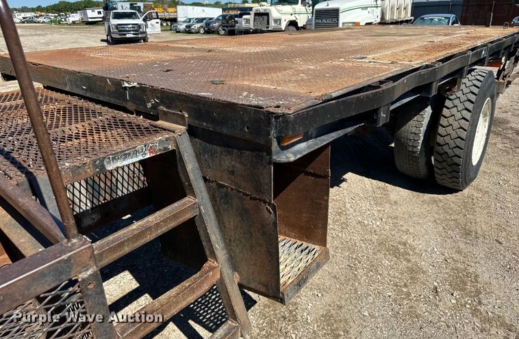 image for item DV5758 2005 GMC C7500 flatbed truck