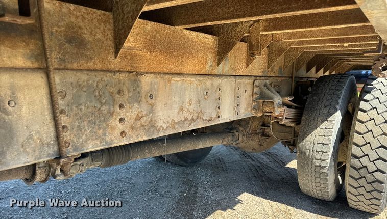 image for item DV5758 2005 GMC C7500 flatbed truck