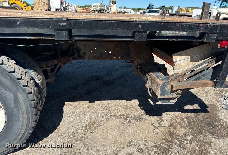 image for item DV5758 2005 GMC C7500 flatbed truck