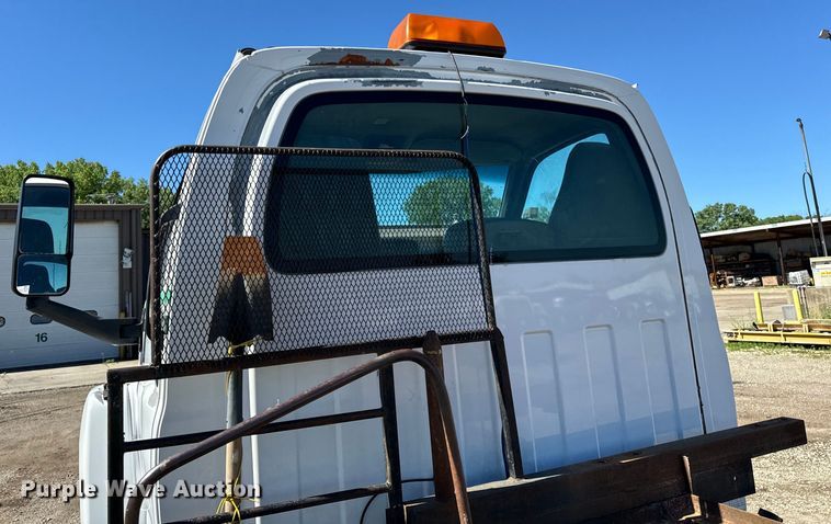 image for item DV5758 2005 GMC C7500 flatbed truck