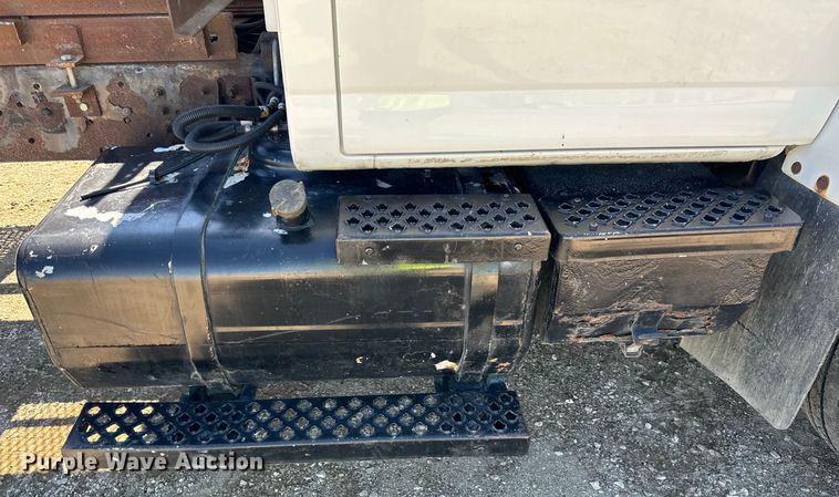 image for item DV5758 2005 GMC C7500 flatbed truck