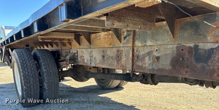 image for item DV5758 2005 GMC C7500 flatbed truck