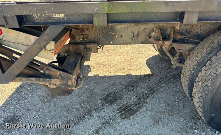 image for item DV5758 2005 GMC C7500 flatbed truck