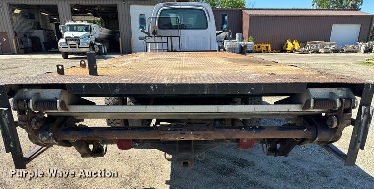image for item DV5758 2005 GMC C7500 flatbed truck