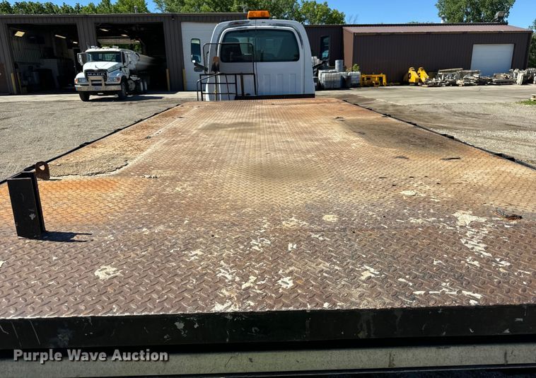 image for item DV5758 2005 GMC C7500 flatbed truck