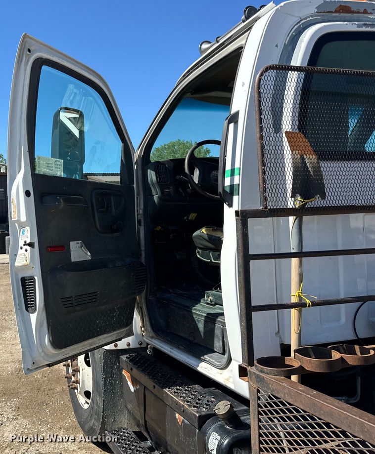 image for item DV5758 2005 GMC C7500 flatbed truck