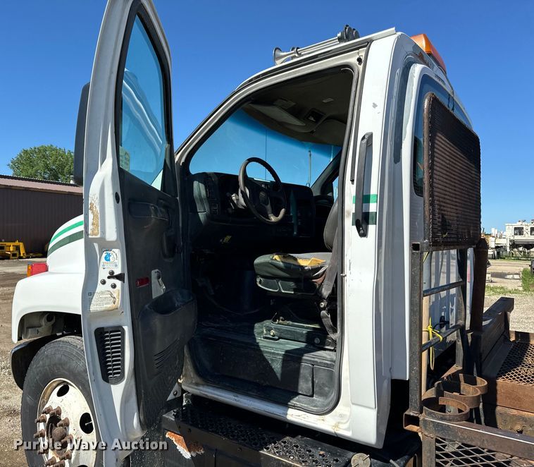 image for item DV5758 2005 GMC C7500 flatbed truck