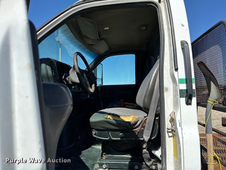image for item DV5758 2005 GMC C7500 flatbed truck
