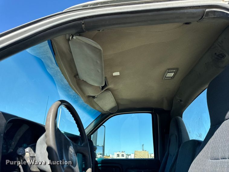 image for item DV5758 2005 GMC C7500 flatbed truck