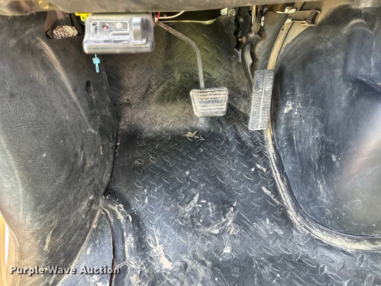 image for item DV5758 2005 GMC C7500 flatbed truck