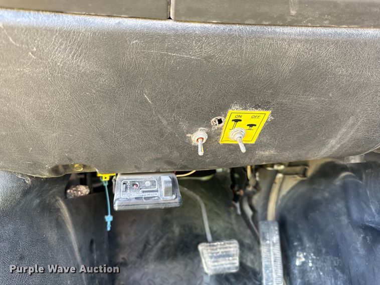 image for item DV5758 2005 GMC C7500 flatbed truck