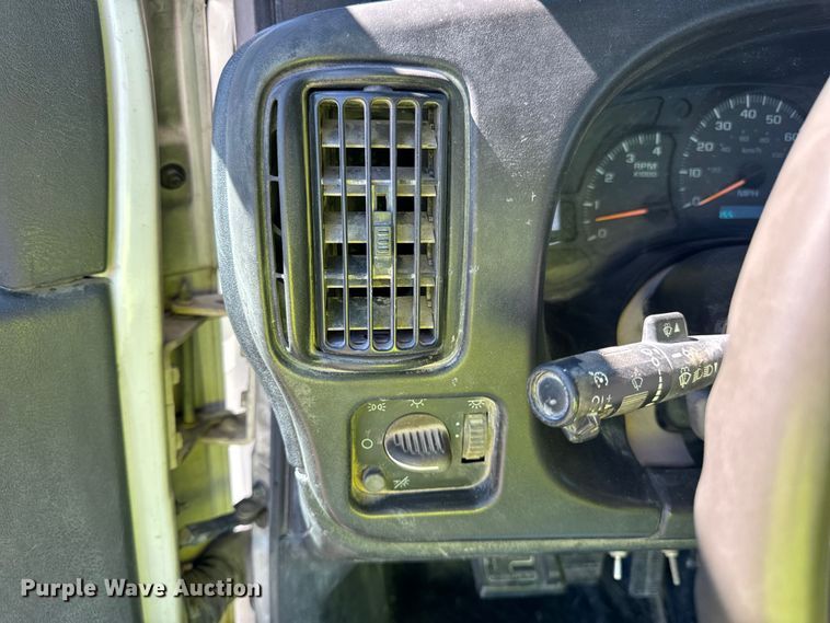 image for item DV5758 2005 GMC C7500 flatbed truck