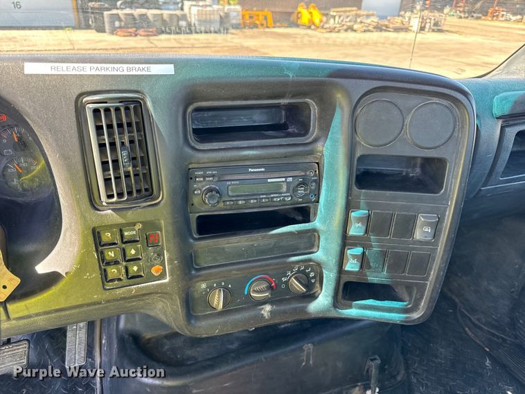 image for item DV5758 2005 GMC C7500 flatbed truck