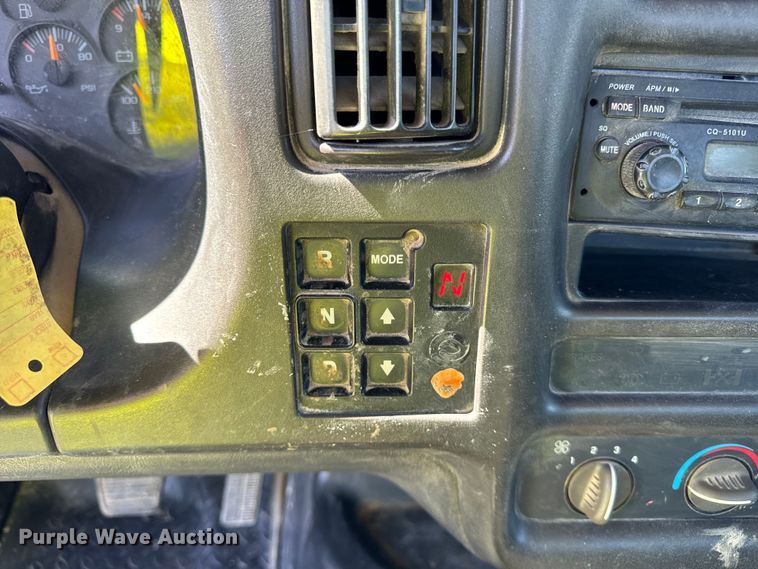 image for item DV5758 2005 GMC C7500 flatbed truck