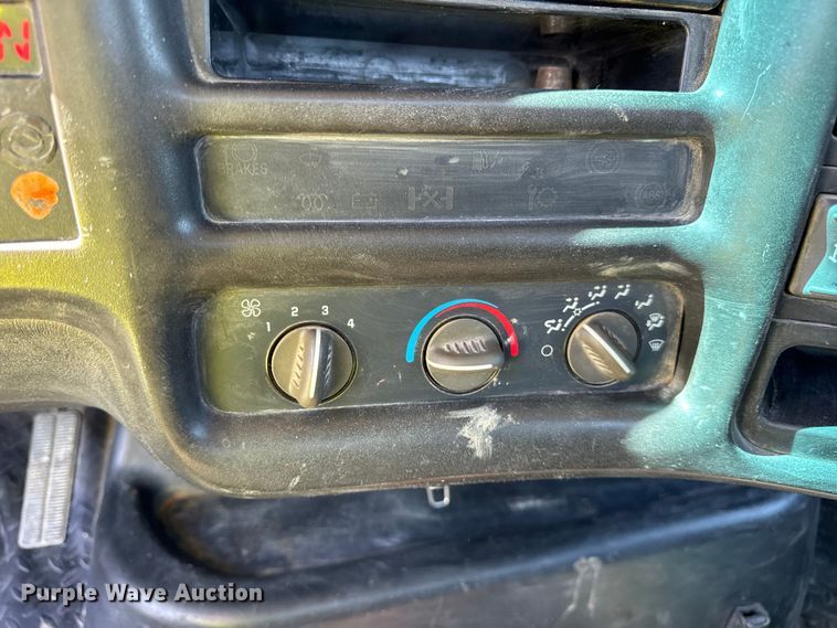 image for item DV5758 2005 GMC C7500 flatbed truck