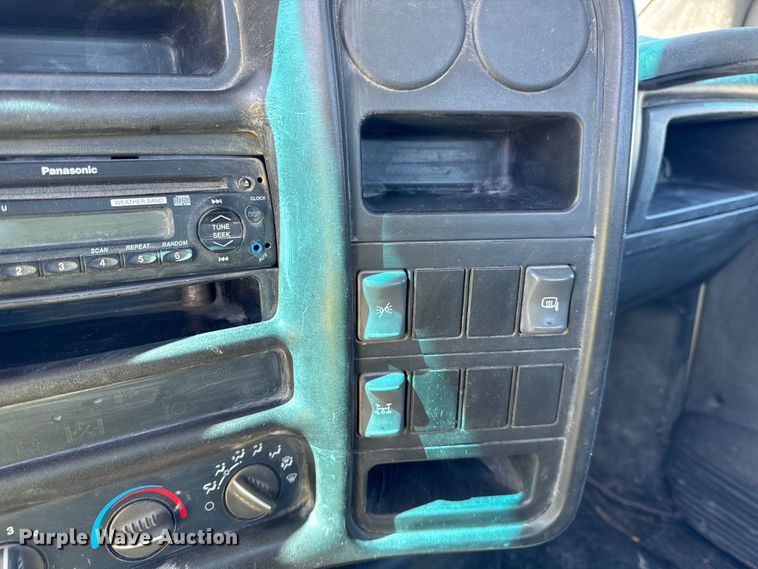 image for item DV5758 2005 GMC C7500 flatbed truck