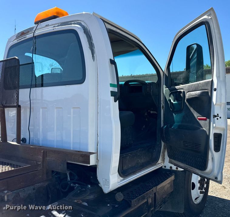 image for item DV5758 2005 GMC C7500 flatbed truck