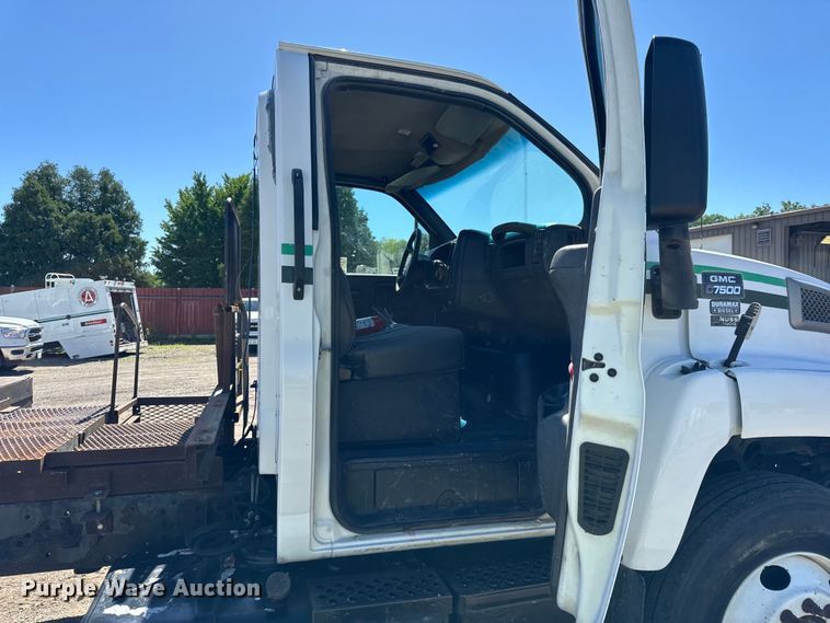 image for item DV5758 2005 GMC C7500 flatbed truck