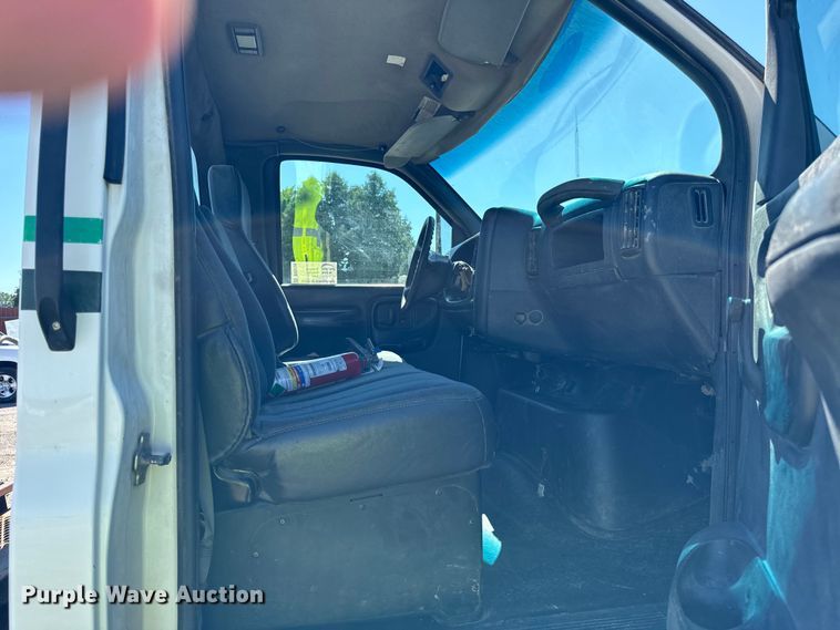 image for item DV5758 2005 GMC C7500 flatbed truck