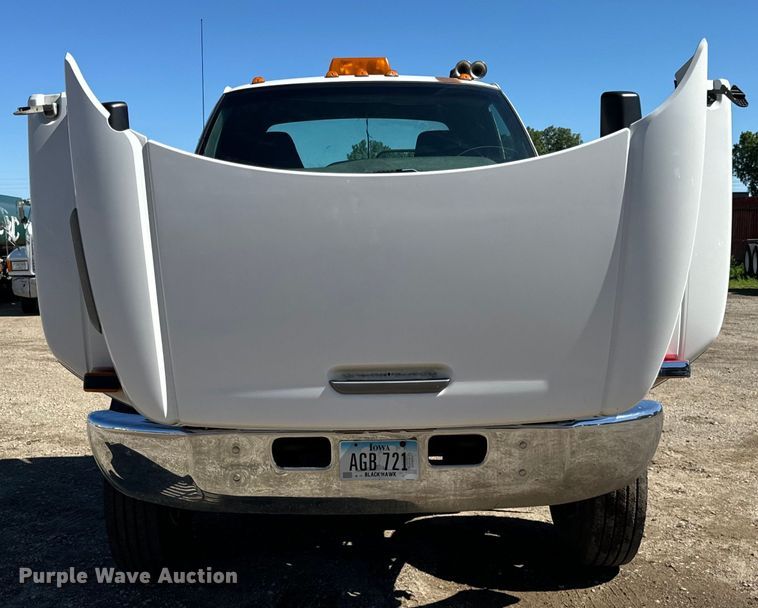 image for item DV5758 2005 GMC C7500 flatbed truck