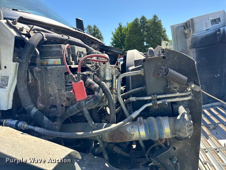 image for item DV5758 2005 GMC C7500 flatbed truck