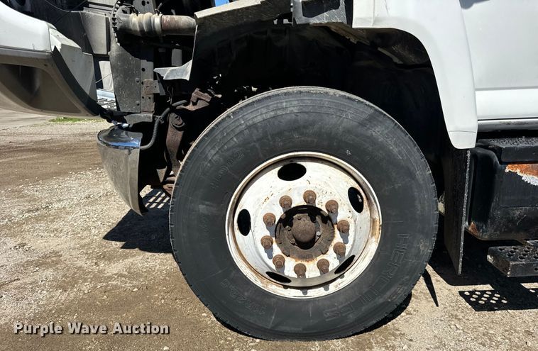 image for item DV5758 2005 GMC C7500 flatbed truck