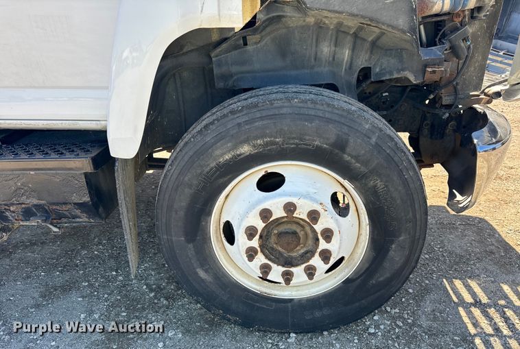 image for item DV5758 2005 GMC C7500 flatbed truck